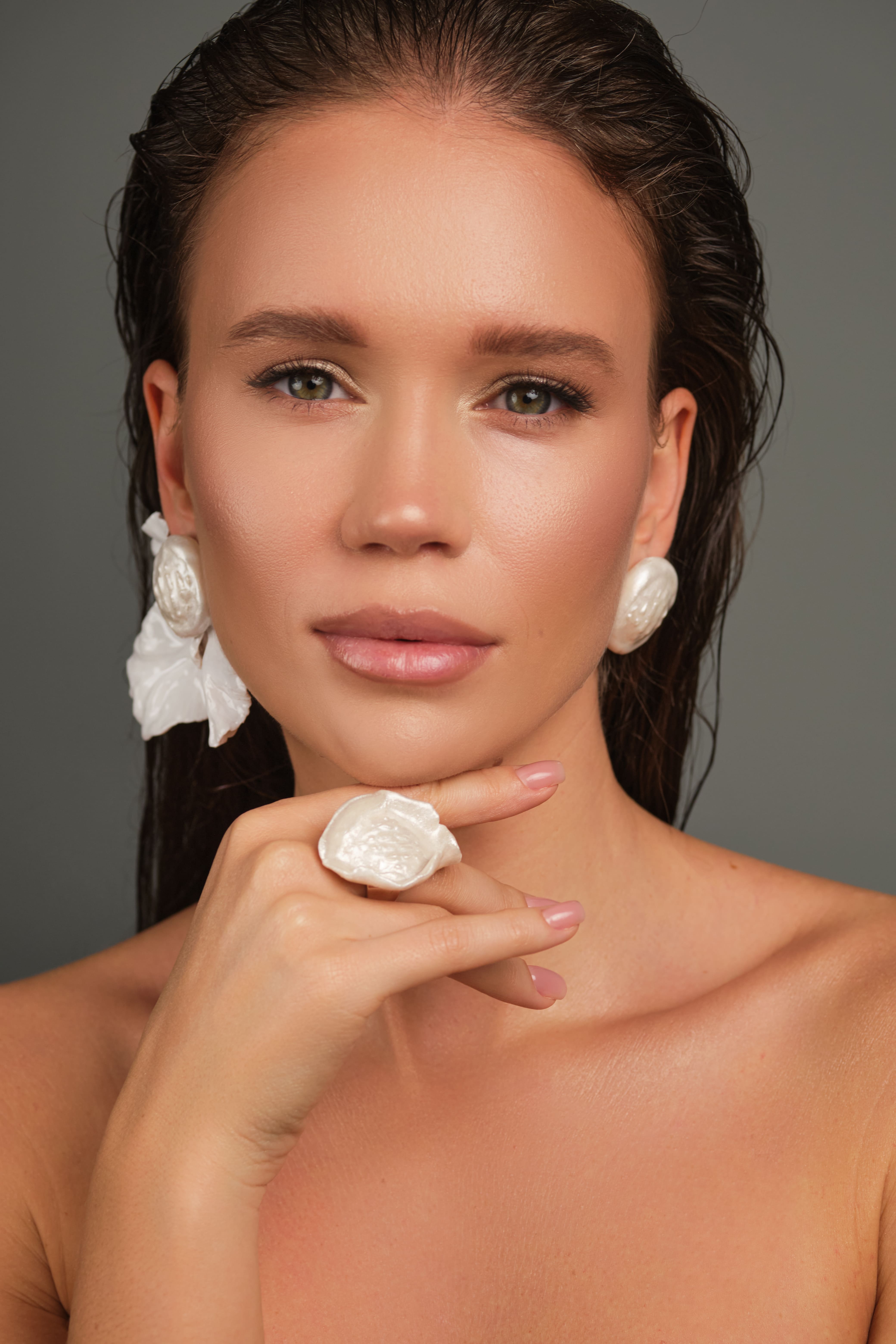 Серьги и кольцо «Фарфоровый цветок». Белый жемчужный цвет